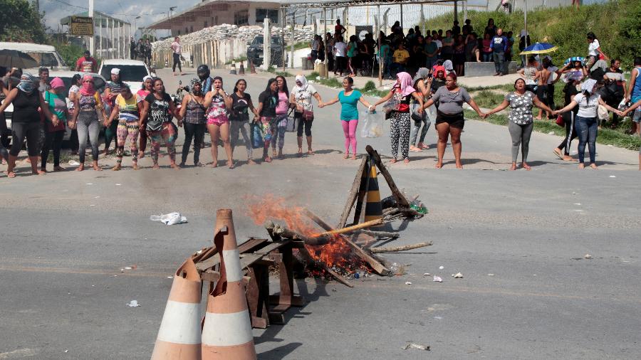 Parentes de detentos protestam e bloqueiam entrada de presídio em Manaus, capital do Amazonas; pelo menos 57 presos morreram nos últimos dois dias - Sandro Pereira/Reuters