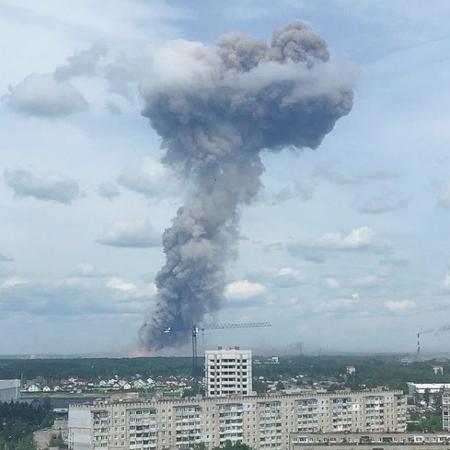 Nuvem de fumaça se forma em Dzerzhinsk após explosão em fábrica  - REUTERS