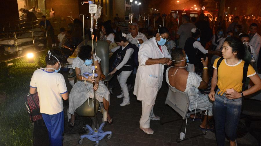 Pacientes na calçada do Hospital Badim, atingido por incêndio - Celso Pupo/Fotoarena/Estadão Conteúdo