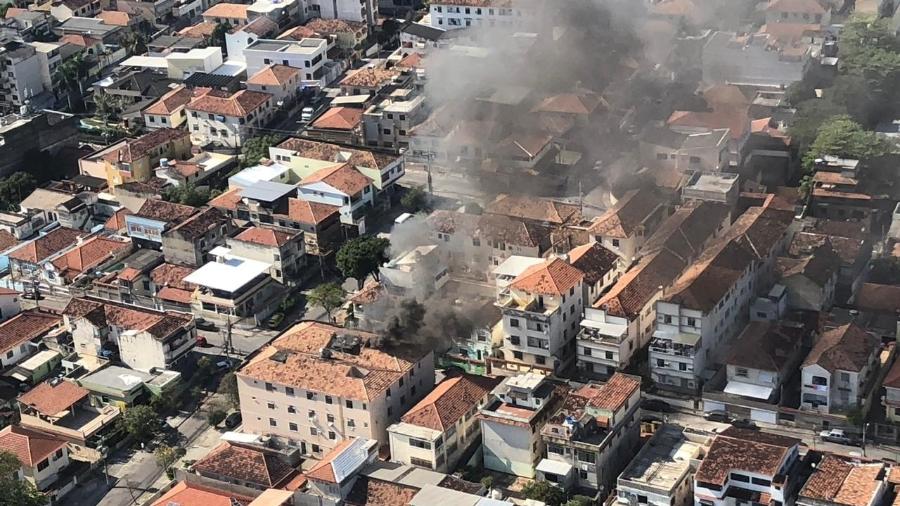 17.set.2019 - Incêndio mata homem e bebê na zona norte do Rio - Reprodução/Centro de Operações Rio