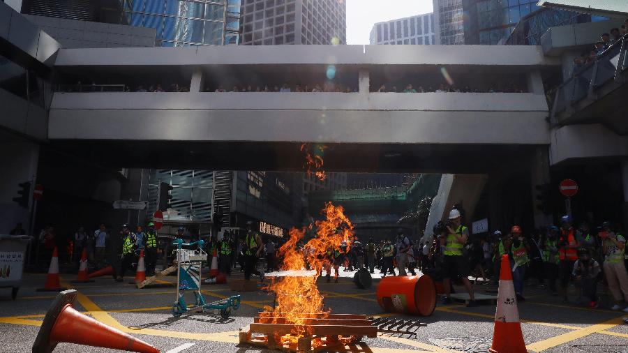 Barricada é incendiada por manifestantes em protesto no centro de Hong Kong - Thomas Peter/Reuters
