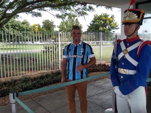 Com a camisa do Grêmio, o salva-vidas Cláudio Matias, 30 anos, esteve na portaria do Alvorada para saber se Bolsonaro apareceria - Eduardo Militão/UOL