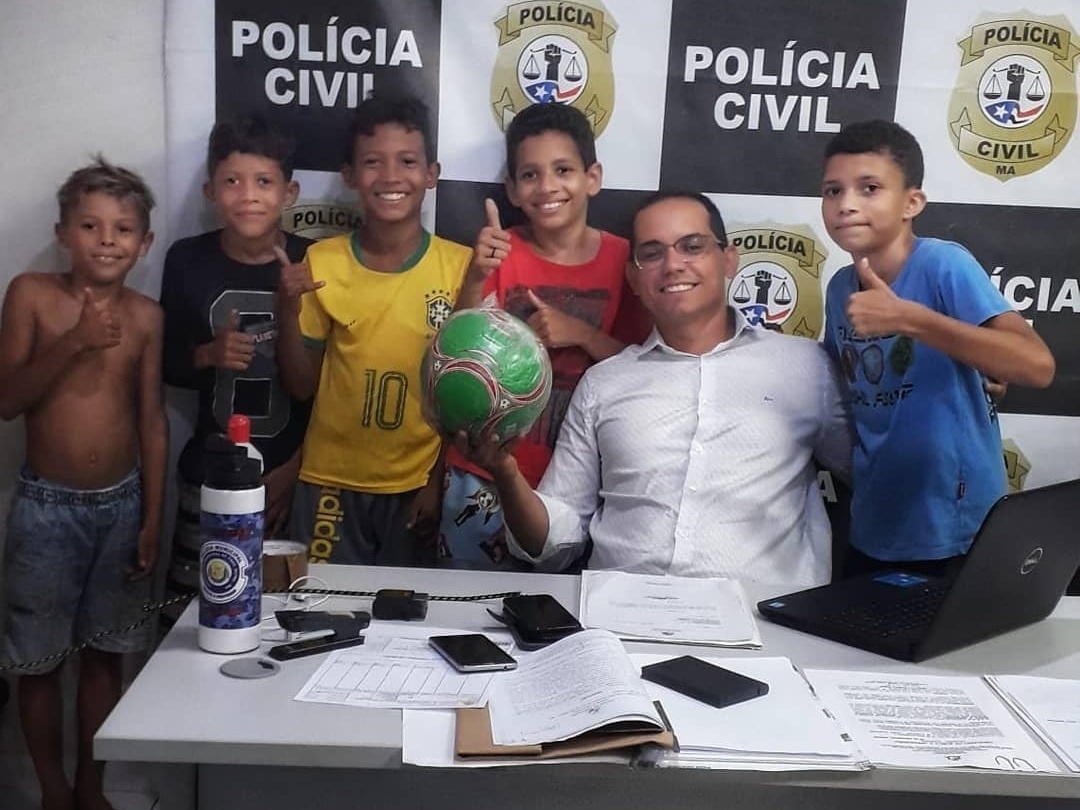 Crianças procuram a polícia após vizinha tomar bola