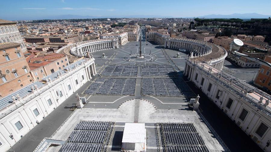 Imagem mostra praça de São Pedro, em frente à Basílica de São Pedro, no Vaticano, completamente vazia - Handout/Vatican Media/AFP