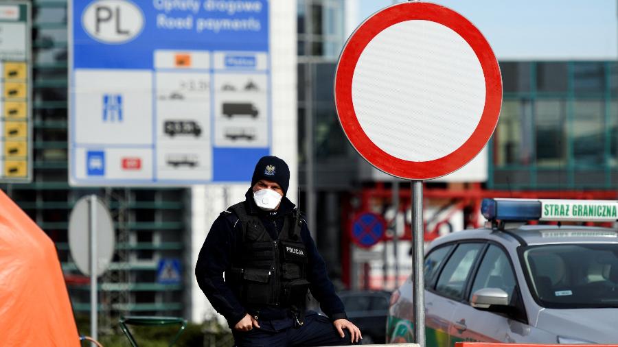 Policial polonês na fronteira entre Alemanha e Polônia após fechamento da fronteira entre os dois países como medida preventiva para lidar com coronavírus - Annegret Hilse/Reuters