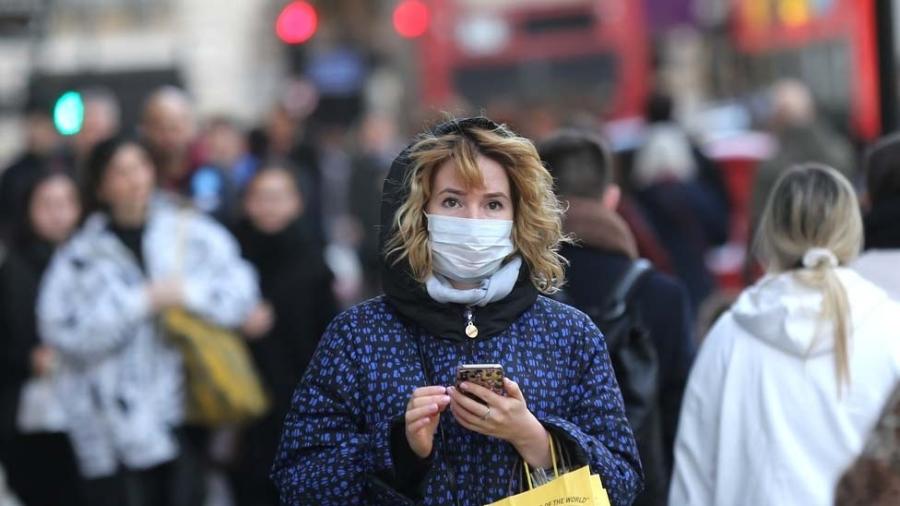 Mulher usando máscara em Londres - Getty Images