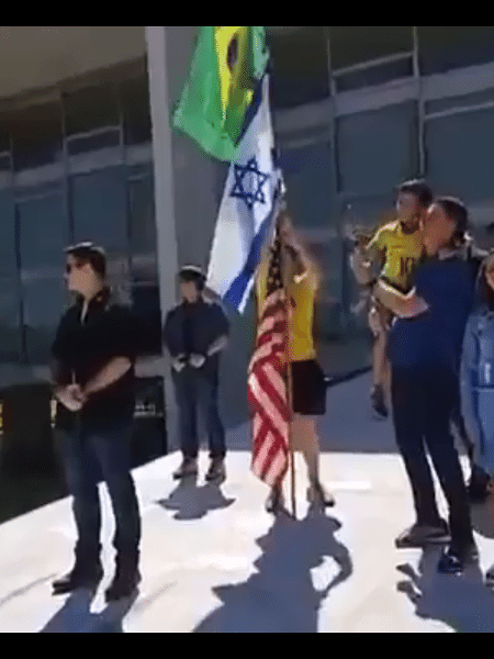Presidente Jair Bolsonaro e bandeiras do Brasil, Israel e EUA - Reprodução do Facebook