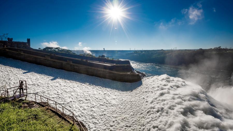 Usina hidrelétrica de Itaipu, em Foz do Iguaçu (PR), com comportas abertas - HANDOUT