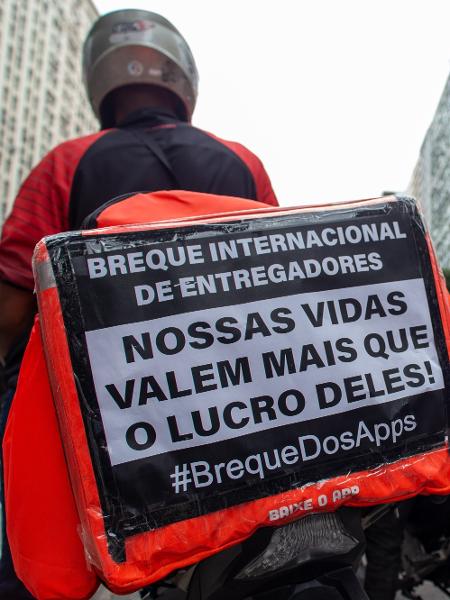 Entregadores de aplicativo realizam ato em frente ao Tribunal Regional do Trabalho (TRT), no Rio de Janeiro - João Carlos Gomes/ Myphoto Press/ Estadão Conteúdo