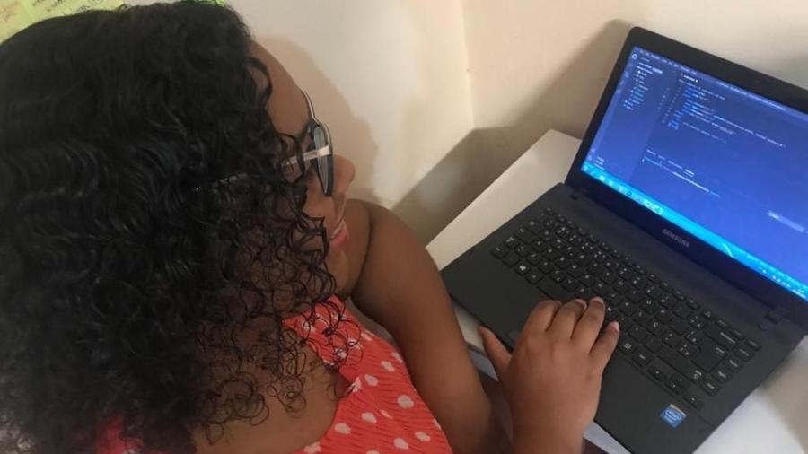 Victória usa o computador da mãe para ter melhor aproveitamento das aulas de programação - Murilo Roberto