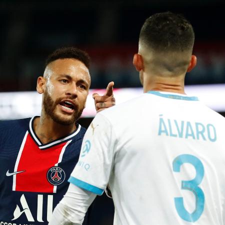 Neymar e Álvaro discutem em partida PSG x Olympique pelo Campeonato Francês - GONZALO FUENTES