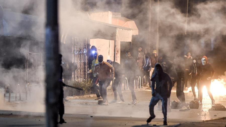 Manifestantes entram em confronto com forças de segurança na cidade de Ettadhamen, nos arredores de Túnis (Tunísia) - Fethi Belais/AFP