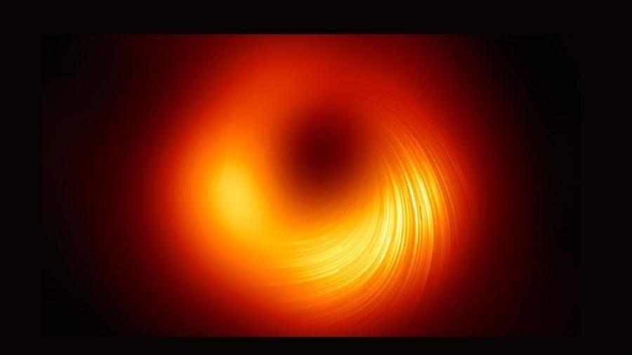 Imagem mostra luz saindo do buraco negro no centro da galáxia M87 - EHT Collaboration