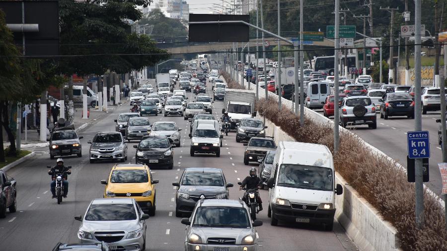 Trânsito na zona sul da capital de São Paulo - Roberto Casimiro/Estadão Conteúdo