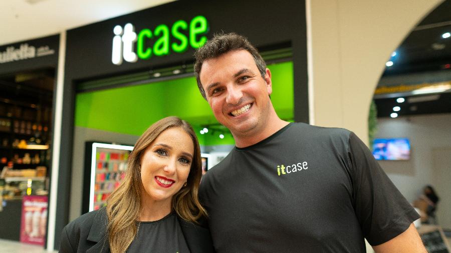Monique Morselli e Francis Ferlin (ex-PM) são os donos da ItCase, que vende acessórios para celular - Divulgação
