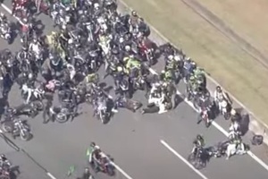 Motociclista perde equilíbrio e causa acidente em motociata de Bolsonaro