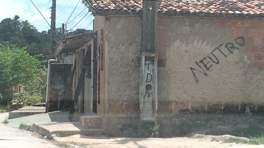 Muro pichado pelos "neutros", que desafiam facções em Alagoas - Fernando Rodrigues/Arquivo pessoal