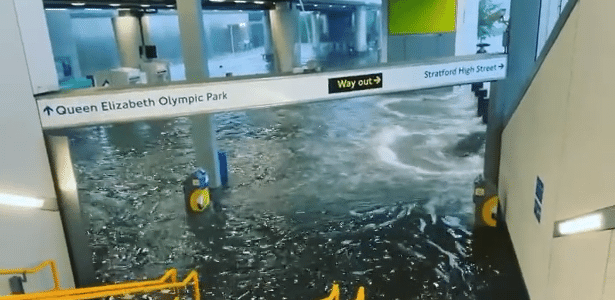 Temporais na Europa | Chuva forte em Londres deixa estação de metrô debaixo d'água