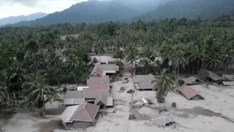Localidades da ilha de Java, na Indonésia, próximas ao vulcão ficaram cobertas por cinzas - Reprodução/ Twitter/ Reuters @reuters