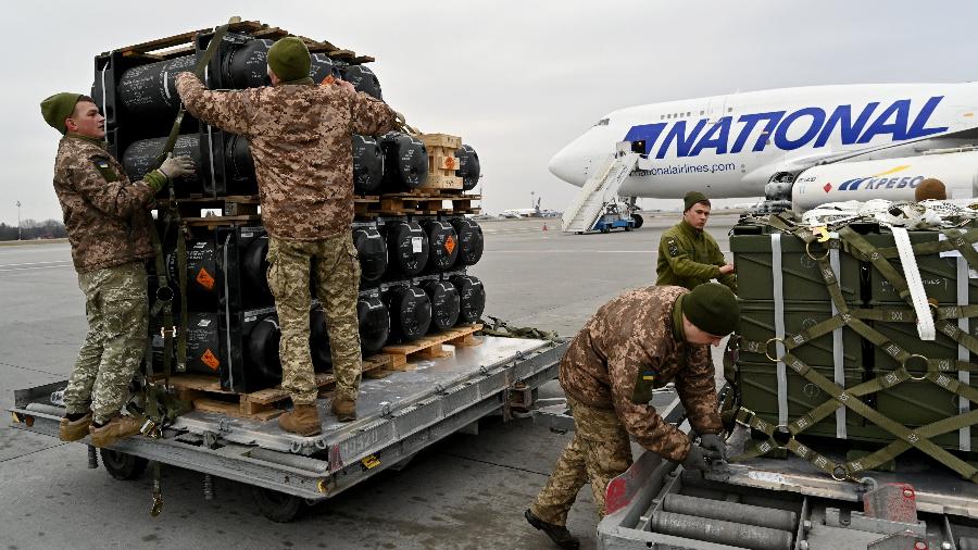 Forças Armadas da Ucrânia recebem a entrega do FGM-148 Javelins, um míssil antitanque portátil fornecido pelos EUA à Ucrânia como parte de um apoio militar, no aeroporto de Kiev - Sergei SUPINSKY / AFP
