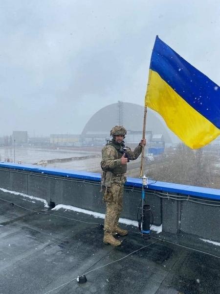 3.abr.2022 - Soldado ucraniano posa com bandeira em Chernobyl após recuo de tropas russas - Divulgação/Governo da Ucrânia