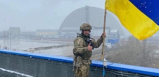 Un soldado con la bandera ucraniana en Chernobyl