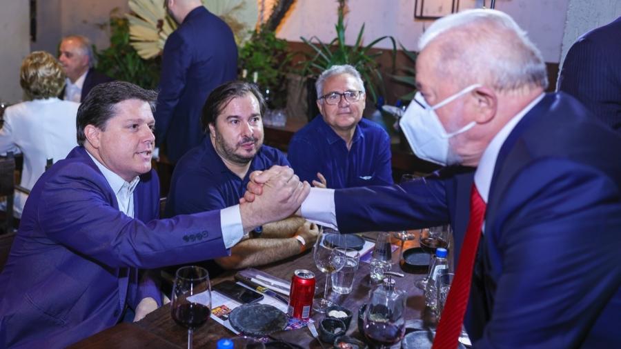 Lula, observado por Rodrigo Maia (PSDB) e Renan Calheiros (MDB), cumprimenta o presidente nacional do MDB, Baleia Rossi, em jantar do Grupo Prerrogativas, em dezembro de 2021 - Reprodução