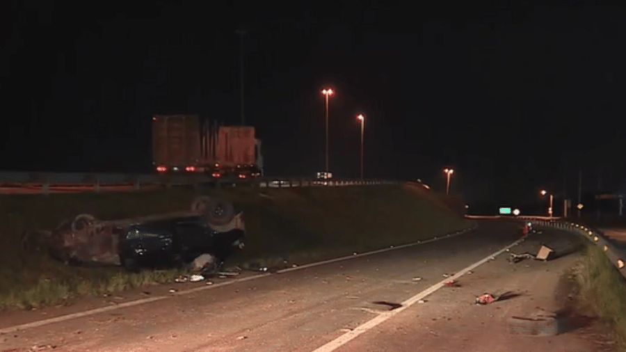 Passageira de carro não teve ferimentos graves em capotamento, mas acabou morrendo atropelada ao caminhar por estrada  - Reprodução/TV Globo