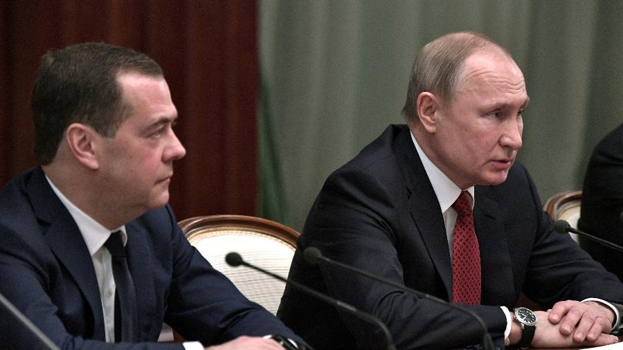 Dmitri Medvedev ao lado do presidente da Rússia, Vladimir Putin - Sputnik/Alexey Nikolsky/Kremlin via Reuters