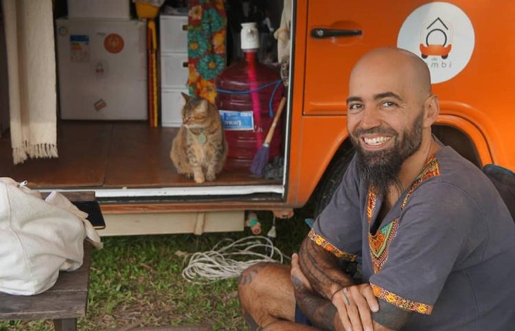 Dennis Cosmo Marín viajava de kombi pela Argentina com sua gata, Lince - Reprodução/Instagram - Reprodução/Instagram