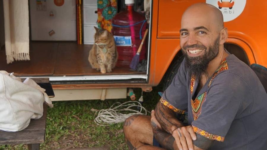 Dennis Cosmo Marín viajava de kombi com sua gata Lince pela Argentina  - Reprodução/Instagram