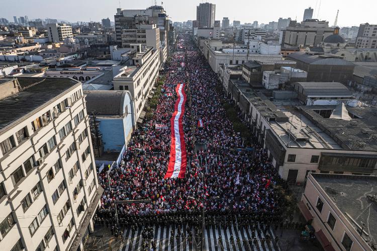 Peru: Milhares vão às ruas de Lima contra o presidente Pedro Castillo