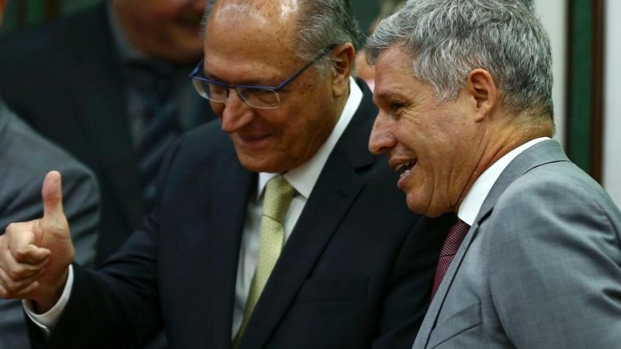 O vice-presidente, Geraldo Alckmin, e o ministro do Desenvolvimento Agrário e Agricultura Familiar, Paulo Teixeira, que assume o cargo em cerimônia no auditório da Companhia Nacional de Abastecimento (Conab) - Marcelo Camargo/Agência Brasil