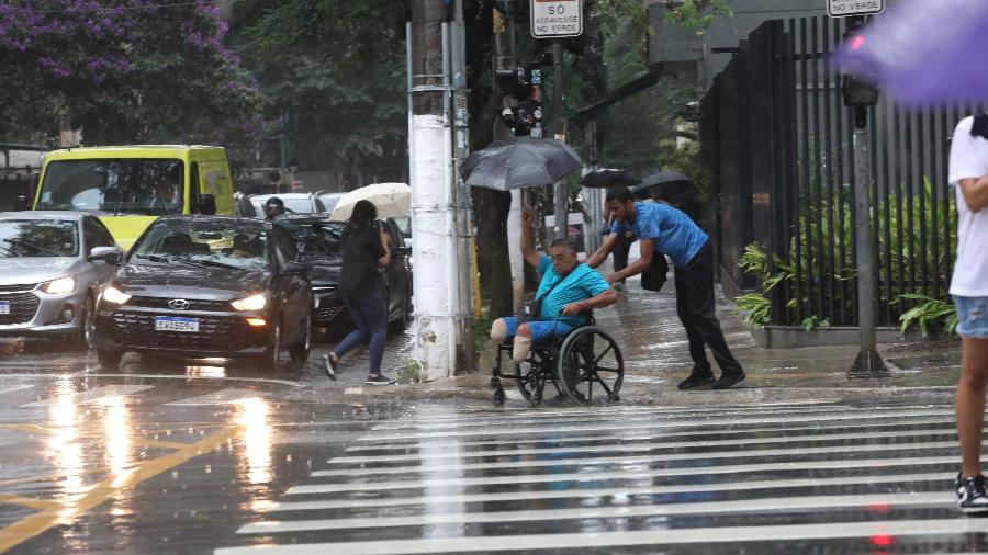 9.mar.2023 - Chuva na região da Avenida Paulista, em São Paulo (SP)