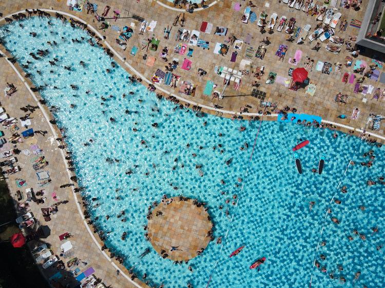 Vista aérea da piscina do Sesc Belenzinho, na zona leste da capital, neste sábado (23)