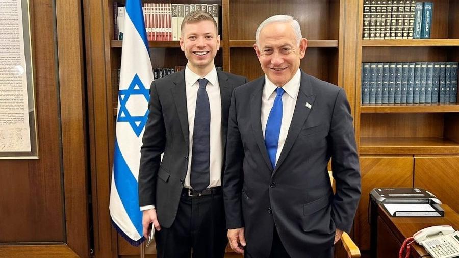 Yair, um dos filhos de Benjamin Netanyahu, primeiro-ministro de Israel, posa com o pai em foto de 2022
