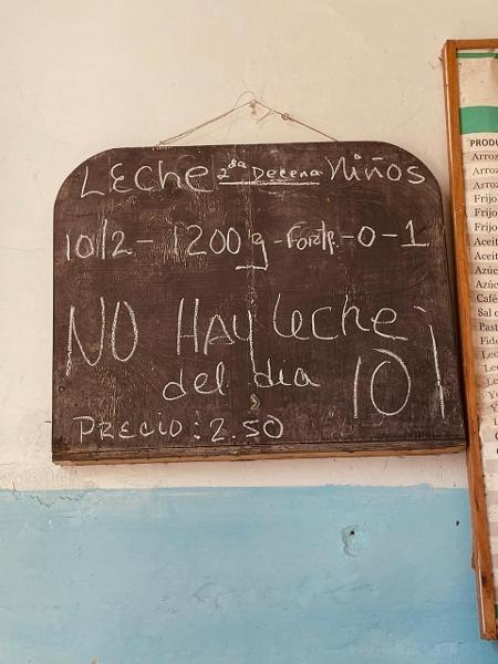Aviso de que não há leite em estabelecimento em Havana