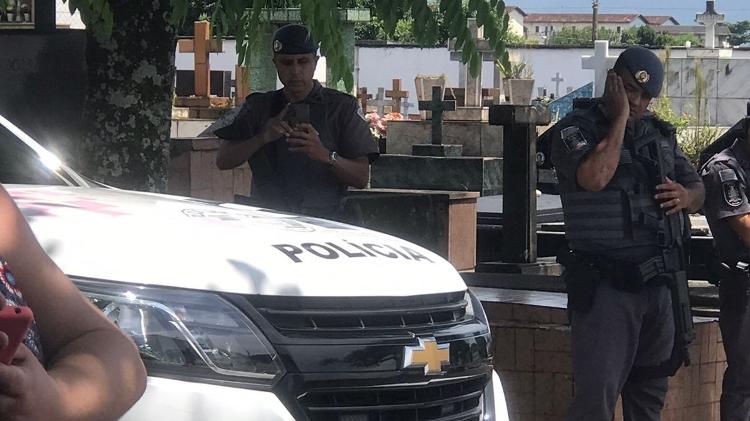 PMs foram filmados enquanto acompanhavam enterro de Peterson Xavier Nogueira na última quinta-feira (29), no cemitério da Areia Branca, em São Vicente (SP). Ele está entre os cinco mortos em uma ação policial