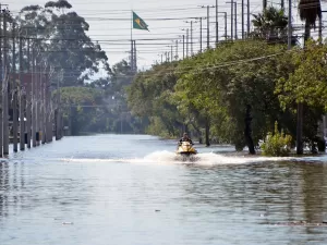 Chuva dá trégua, e Porto Alegre retoma ação de resgate em casos urgentes