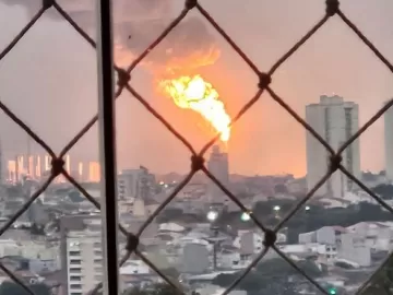 Fogo alto saindo de polo petroquímico chama atenção na Grande SP; assista