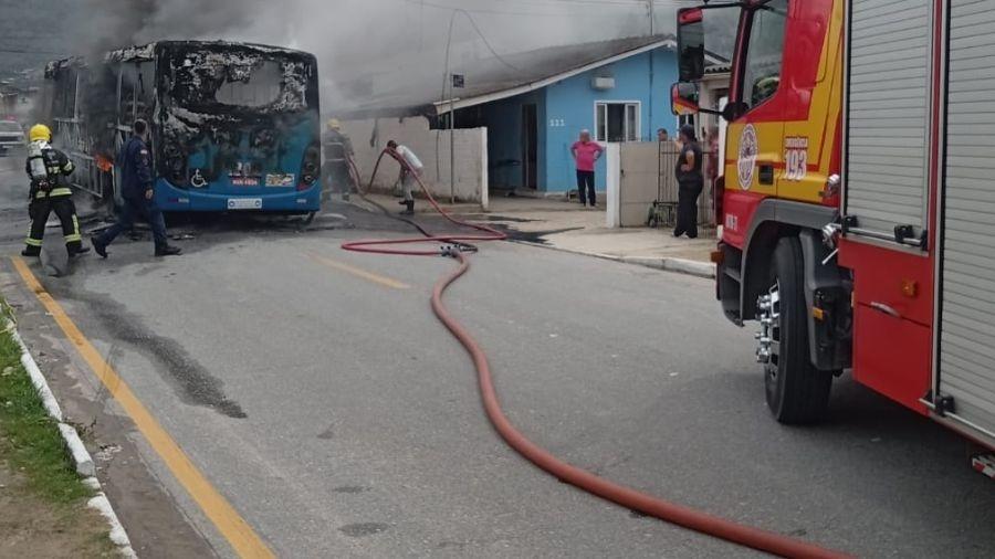 Corpo de Bombeiros atendeu ocorrências com incêndios e barricadas em diversas vias de Florianópolis