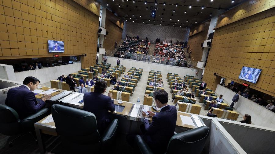 Deputados de São Paulo em sessão na na Alesp durante discussão da PEC que vai reduzir verba da educação