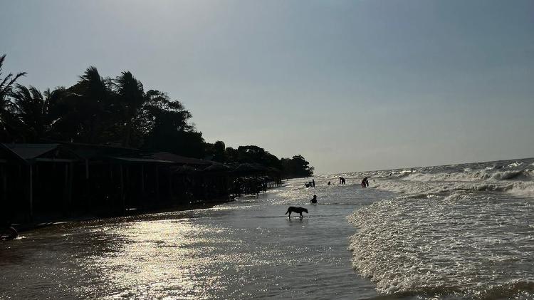 Praia Vai-quem-quer, em Cotijuba