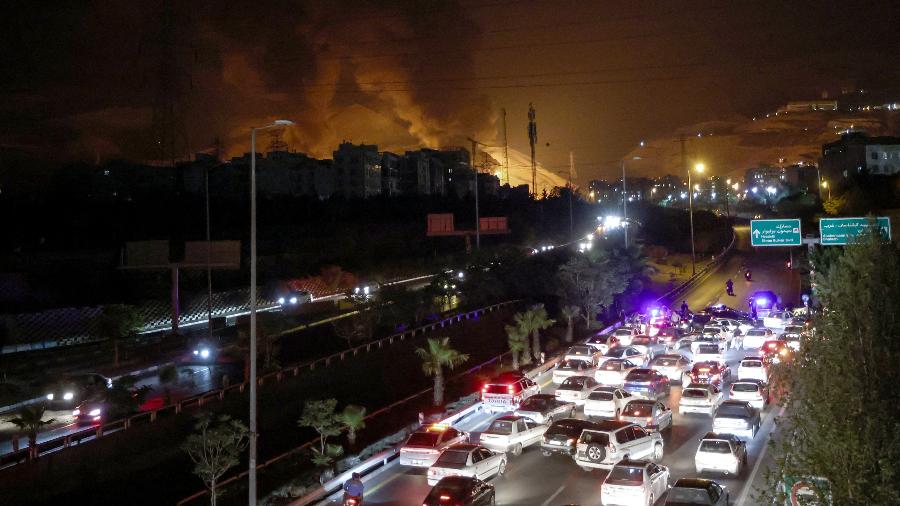 Veículos congestionam uma rodovia enquanto um incêndio se alastra nas proximidades dos depósitos de petróleo de Shahran, a noroeste de Teerã - ATTA KENARE / AFP