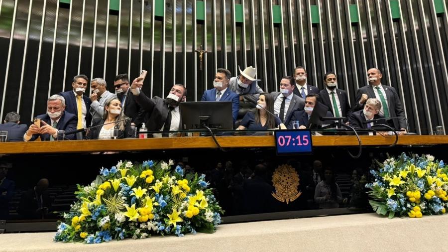 A oposição ocupou a mesa da Câmara e do Senado. Eles usam fita adesiva na boca para se referir à prisão domiciliar de Bolsonaro. Ele foi proibido também de se manifestar pelo STF nas redes sociais. A ideia do protesto é ficar na mesa até votar a anistia