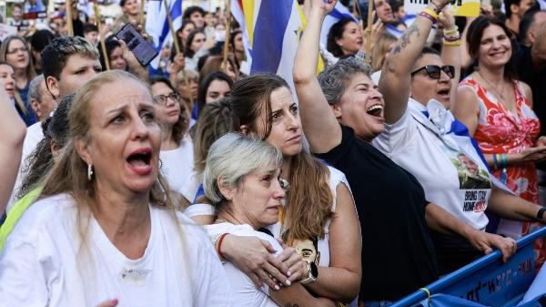 Israelenses celebram libertação de reféns pelo Hamas após acordo de cessar-fogo 