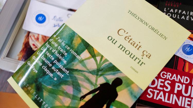 Exemplar do livro "C'etait ca ou mourir" ("Era Isso ou Morrer"), do autor Thelyson Orelien, disposto em livraria de Paris