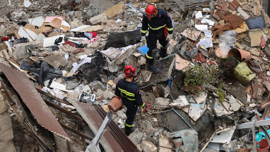 Equipes de emergência buscam sobreviventes nos escombros de um prédio que desabou parcialmente após uma explosão em área turística no centro de Atenas, na Grécia Equipes de emergência buscam sobreviventes nos escombros de um prédio que desabou parcialmente após uma explosão em área turística no centro de Atenas, na Grécia