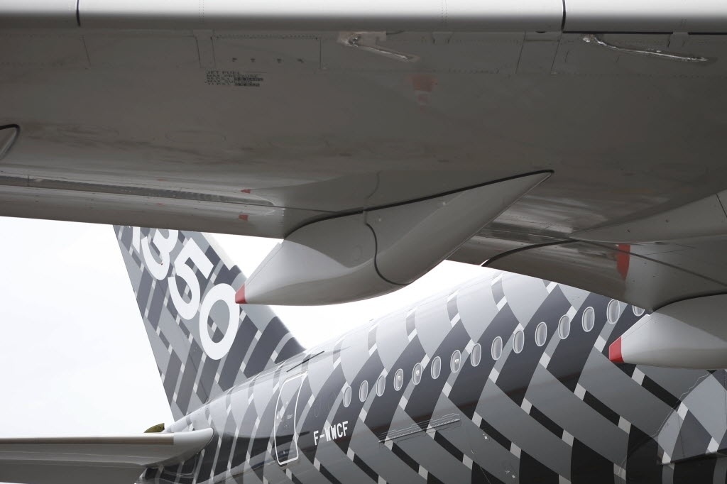 07.jun.2015 - O avião A350 XWB da Airbus chegou ao Aeroporto Internacional de Guarulhos (SP), dando início à turnê de demonstração na América. A aeronave de testes de voo MNS 2 passa também por Campinas, interior de São Paulo, e Bogotá, na Colômbia, antes de seguir para os Estados Unidos. Clique nas imagens acima para ver mais detalhes do avião - Junior Lago/UOL