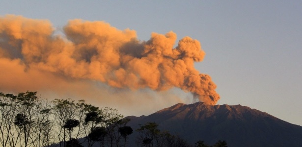 Cinzas e fumaça são expelidas do vulcão Raung há algumas semanas - AFP